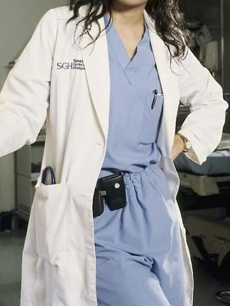 Aesthetic Doctor Outfit, Outfits For Med School, Medschool Outfit, Nursing Students Outfit, Surgeon Aesthetic Female, Nurse Aesthetic Outfit, Doctor Aesthetic Outfit, Doctor Girl Aesthetic, Outfits For Doctors