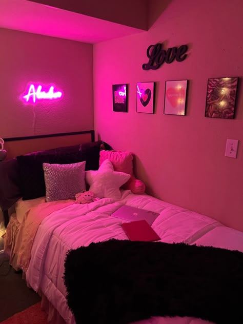 Dorm Room Ideas Pink And Black, College Dorm Room Ideas Pink And Grey, Black And Pink Dorm Room Ideas, Black And Pink Dorm Room, Small Extra Room Ideas, Pink And Black Dorm Room Ideas, Baddie Dorm Room Ideas, Pink And Black Room Aesthetic, Pink Dorm Room Aesthetic