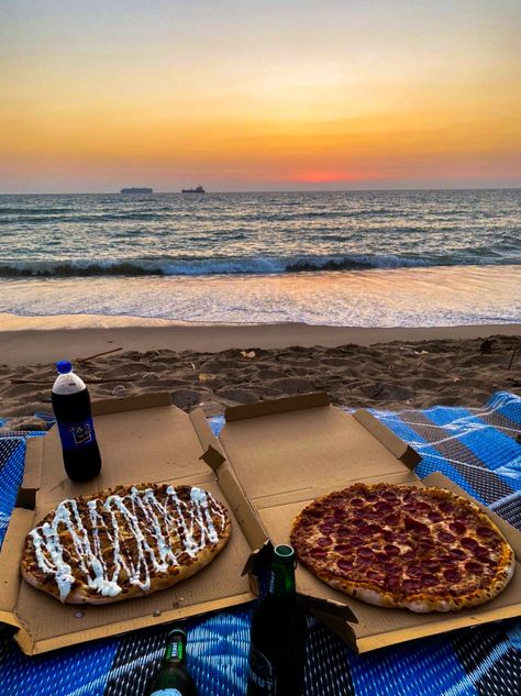 Cinnamon Roll Pizza, Pepperoni Pizza Chicken, Beach Pizza, Picnic Date Food, Giant Pizza, Pizza Date, Pizza Pepperoni, Pizza Chicken, Dream Dates