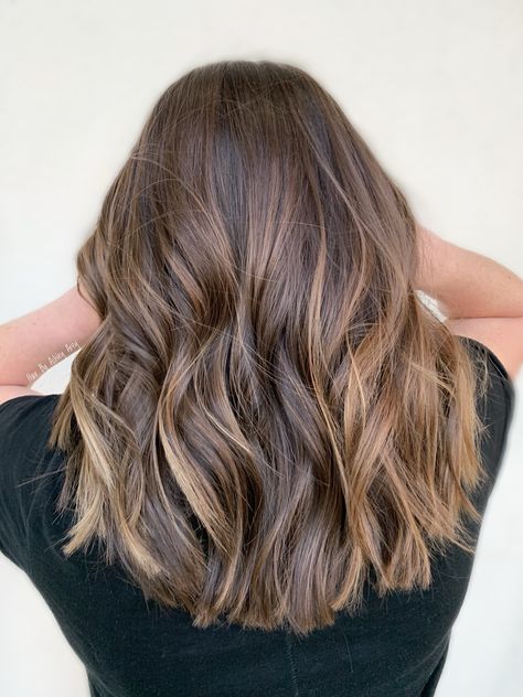 Medium Brunette Hair Balayage, Dark Balayage Caramel, Naturally Highlighted Brown Hair, Light Brown Hair Root Smudge, Sun Kissed Honey Brown Hair, Expensive Brunette Medium Hair, Lived In Brunette Straight Hair, Medium Hair Styles Casual, Light Brown Partial Highlights On Dark Hair