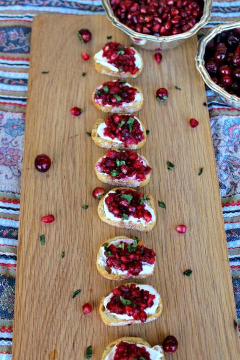 Pomegranate and Cranberry Buschetta: These bright beauties feature a cream cheese spread and a cranberry and pomegranate relish. Garnish with fresh basil and watch your family fight for the last piece. #christmas #recipe #appetizer #holiday #holidayappetizers Appetizers Bruschetta, Thanksgiving Starters, Cranberry Pomegranate, Hosting Thanksgiving Dinner, Fall Appetizers, Thanksgiving Dinner Table, Thanksgiving Appetizers, Holiday Appetizers, Christmas Appetizers