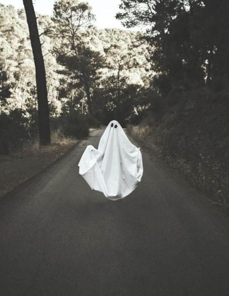 Aesthetic Ghost, A Ghost, Fall Wallpaper, Wallpaper Aesthetic, Free Photo, Ghost, Walking, Human, Iphone