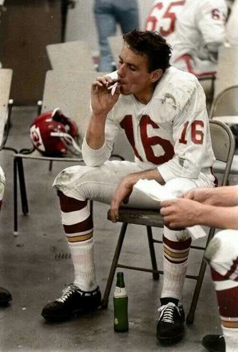 Len Dawson smoking a cigarette at halftime of Super Bowl I (1967) Len Dawson, Nfl Football Art, American Football League, Nfl Football Players, Nfl Photos, Kansas City Chiefs Football, Chiefs Football, Nfl History, Sports Pictures