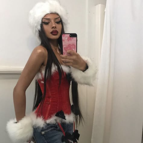 Baddie Christmas Outfits, Corset Skirt Outfit, Kids Concert Outfit Ideas, Stray Kids Concert Outfit Ideas, Stray Kids Concert Outfit, Curly Hair Sew In, Christmas Costume Ideas, Cute Winter Fits, Y2k Party Outfit