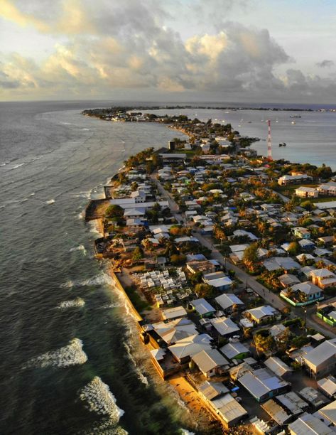 Huge waves and disease turn Marshall Islands into 'a war zone,' health official says - Los Angeles Times Marituis Island, Huge Waves, Oceania Travel, Sea Level Rise, The Marshall, Living Modern, Beautiful Cities, Marshall Islands, Top Travel Destinations