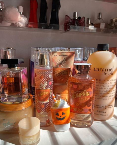 Halloween Shower Routine, Scent Combos Hygiene Fall, Fall Hygiene Products, Body Hygiene Products Aesthetic, Bath And Body Works Fall Scents, Fall Shower Routine, Fall Body Care, Fall Core, Christmas Hand Painted