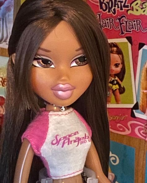 Brown Skin Bratz Doll, Bratz Morena, Cute 2000s Outfits, Bratz Doll Makeup, Black Bratz, Bratz Yasmin, Bratz Doll Outfits, Brat Doll, Bratz Girls