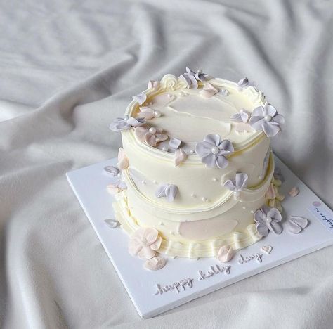 Pretty Birthday Cakes Flowers, Aesthetic Lunchbox Cake, Cake Designs Purple, Cakes Aesthetic Vintage, Vintage Bento Cake, Pastel Floral Cake, Aesthetic Cake Designs, Birthday Cake Floral, Floral Cake Ideas