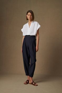 Navy Linen Trousers, Loose Pants Outfit, Poplin Blouse, Moda Chic, 가을 패션, Mode Inspiration, Cotton Blouses, Minimal Fashion, Madagascar