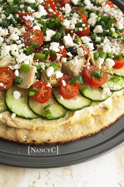 Hummus Flatbread Pizza, Hummus Flatbread, Cauliflower Flatbread, Vegetable Flatbread, Hummus Pizza, Warm Weather Recipes, Marinated Artichoke Hearts, Greek Pizza, Hummus Wrap