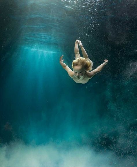 Underwater Children's Photography by Zena Holloway. Magical underwater image inspired from the story of The Waterbabies children's book. https://www.zenaholloway.com/ #underwaterphotography #photography #underwaterphotographer Cities In Korea, Underwater Photoshoot, Underwater Portrait, Underwater Images, Bottom Of The Ocean, Underwater Photographer, Classic Fairy Tales, Underwater Photos, Childrens Photography