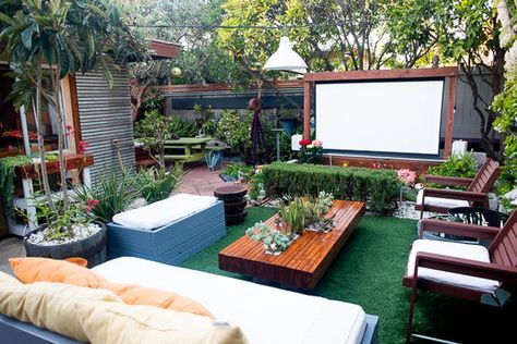 15 Chic Celebrity Backyards You’ll Want to Copy via Brit + Co. Australian Backyard, Backyard Movie Theaters, Outdoor Movie Screen, Concrete Patios, Yucca Plant, Backyard Movie, Outdoor Theater, Backyard Entertaining, Movie Screen