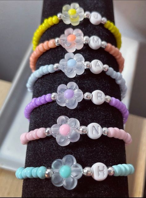 Cute Beaded Bracelets Pink, Flower Bracelet Bead, Cute Pink Bracelets, Purple Bracelets Beads, Purple Beads Bracelets, Bracelet Beads Design, Cute Bracelets Ideas Beads, Cute Bracelet Designs, Glass Beads Bracelet Ideas