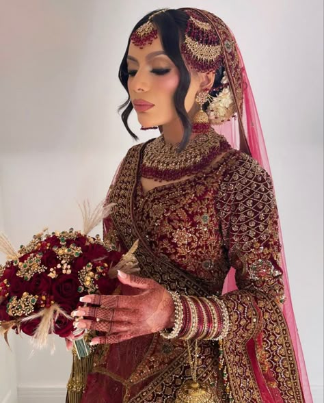 Desi Wedding Bride, Desi Wedding Makeup, Baraat Outfit, Desi Wedding Ideas, Bride Dress Inspiration, Bengali Wedding Dress, Baraat Dress, Desi Bridal Makeup, Wedding Guests Outfits