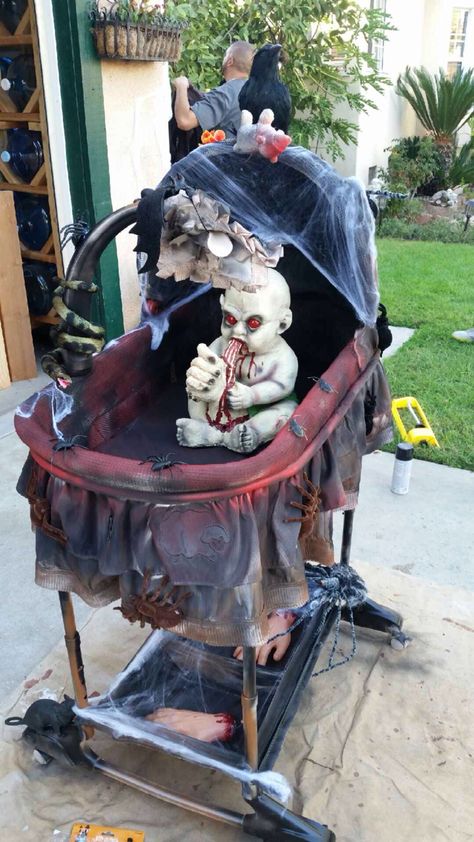 My halloween baby! Haunted Playground, Haunted Trail, Horror Crafts, Halloween Maze, Deco Halloween, Scary Halloween Decorations Diy, Spooky Ideas, Horror Dolls, Halloween Diy Outdoor