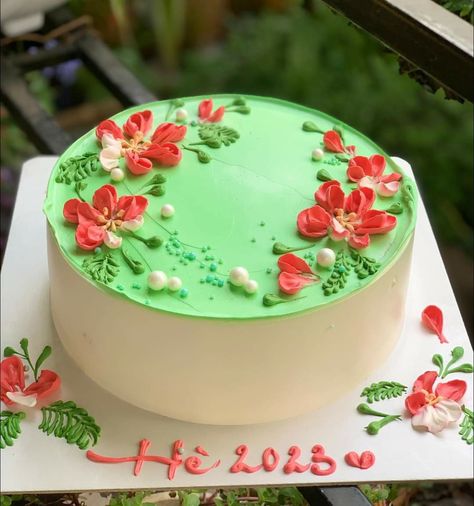 Floral Cake Design, Decorating Books, Cake Decorating Books, Flower Cakes, Spring Cake, Simple Cake Designs, Cream Cakes, Cake Decorating Frosting, Homemade Cake