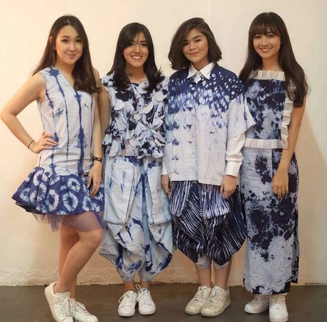 Amanda Hartanto Batik (@amandahartantobatik) • Instagram photos and videos Shibori Fashion, Shibori Clothing, Shibori Dress, Fabric Dyeing Techniques, Shibori Designs, Batik Modern, Tie Dye Maxi Skirt, Shibori Pattern, Fabric Scarf