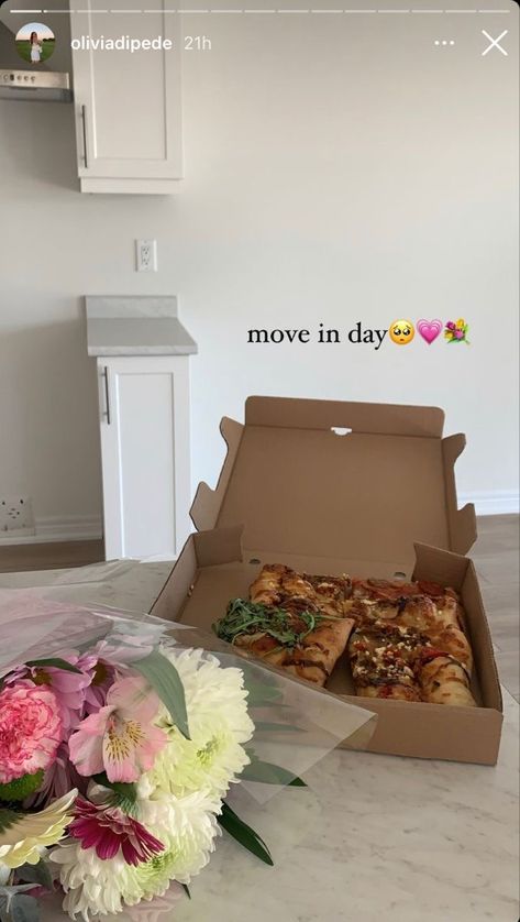 Move In Day, Girls Apartment, Pizza Lunch, Girl Apartment, Life Vision Board, Moving In Together, Flowers Home, Home Aesthetic, Apartment Life