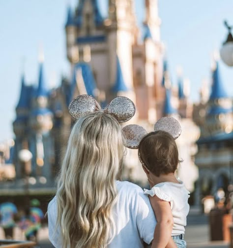 Disney With Baby, Disney World Photo Ideas, Disney Family Outfits, Disney World Birthday, Disney Maternity, Disneyland Birthday, Disneyland Photos, Disney Photo Ideas, Disney World Pictures