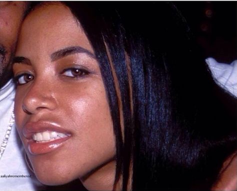 /\ Rip Aaliyah, Aaliyah Hair, Aaliyah Pictures, Aaliyah Style, Aaliyah Haughton, Aaliyah, Her Music, Black Is Beautiful, Maquillaje De Ojos