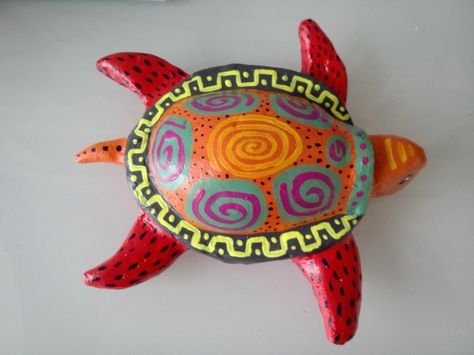 Tortuga de papel mache Painted Turtles, Crochet Pillow Patterns Free, Seaside Theme, Crochet Pillow Pattern, Paper Mache Sculpture, Turtle Painting, Turtle Shell, Hand Built Pottery, Papel Mache