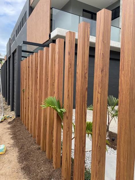 Vertical Fence Ideas, Batten Fence, Aluminium Fencing, Vertical Fence, Aluminum Pool Fence, Gates Design, Outdoor Pool Area, Timber Battens, Timber Fencing