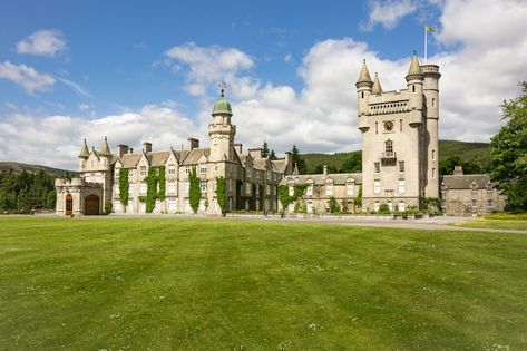 Hillsborough Castle, Sandringham House, Crown Estate, Balmoral Castle, Scottish Homes, Stirling Castle, Castles In Scotland, Royal Castles, Reine Elizabeth