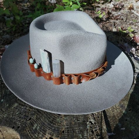 Diy Cowboy Hatband, Straw Hat Band Ideas, Leather Hat Bands Diy, Diy Hat Band Ideas, Diy Hat Band, Hat Bands Western, Hat Bands Diy Ideas, Diy Leather Hat, Leatherworking Projects