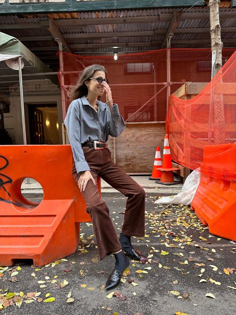 1/2: Brown corduroy pants could be the new jeans Leandra Medine Style, Uniform Style, Brown Corduroy Pants, Poplin Skirt, Leandra Medine, London Look, Red Turtleneck, Shirt Tucked In, Fashion Sites