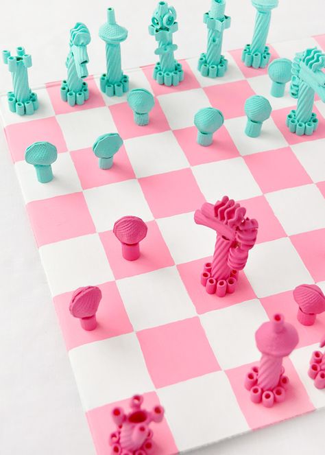 DIY Painted Pasta Chess Set Painted Pasta, Happy Crafts, Easy Kid Activities, Handmade Charlotte, Classic Board Games, Work Diy, Glitter Diy, Diy Games, Chess Pieces