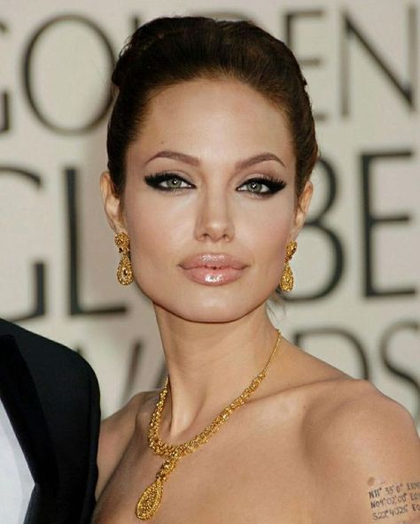 Angelina Jolie Nose, Extravagant Makeup, Angelina Jolie Makeup, Angelina Jolie Style, Angelina Jolie Photos, Makeup Eye Looks, Bold Makeup, Nose Job, Makeup Transformation