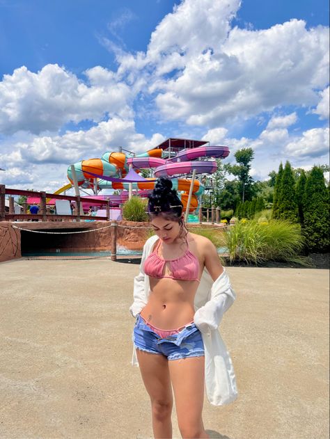 Water Park Pose Ideas, Outfits For Water Parks Summer, Waterpark Outfits For Women, Water Park Outfit Ideas Summer, Outfit For Water Park, Water Park Picture Ideas, Waterpark Picture Ideas, Water Park Outfit For Moms, Waterpark Poses