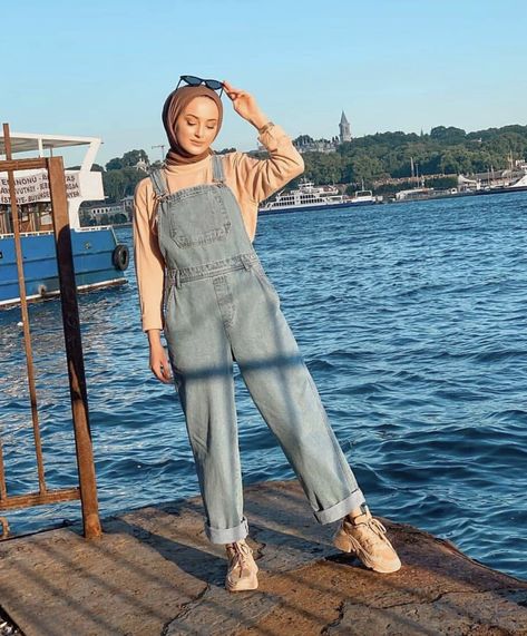 Jumpsuit Hijab Outfit, How To Style Dungarees, Overall Hijab, Hijab Fashionista, Overall Outfit, Modest Fashion Hijab, Muslim Fashion Hijab Outfits, Muslim Outfits Casual, Stylish Short Dresses