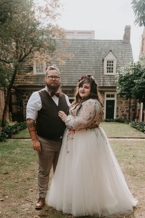 Plus Size Wedding Couple Photos, Plus Size Wedding Couple, Plus Size Groom Attire, Plus Size Wedding Photos, Plus Size Groom, Pinup Wedding, Fat Bride, Casual Groom Attire, Curvy Wedding