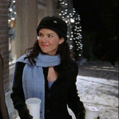 I Smell Snow Lorelai, Gilmore Girls Winter, Gilmore Girls Christmas, Lorelai Gilmore Style, Lorelei Gilmore, Gilmore Girls Outfits, Gilmore Girl, Lauren Graham, Lorelai Gilmore