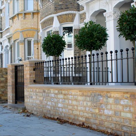 Wall Railings Garden, Front Wall Railing Design, Front Railings House, Iron Railings Front Garden, London Brick Wall, Victorian Front Garden Wall, Victorian Railings Front Gardens, Front Garden Wall Ideas Brick, Front Garden Railings