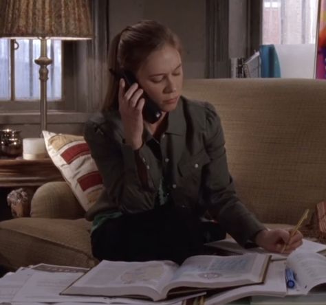 Paris Geller Studying, Paris Geller Study, Paris Geller Aesthetic Study, Studying Aesthetic Gilmore, Paris Geller Study Motivation, School Romanticized, Paris Studying Gilmore, Rory Gilmore Journalist Aesthetic, School Motivation Aesthetic Rory Gilmore