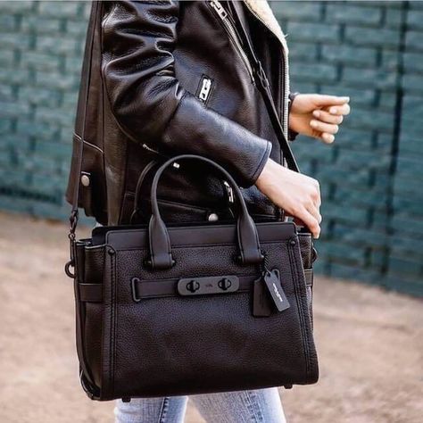 Fossil_Intan on Instagram: “How addicted are you to BLACK? Aint no until u have this Coach Swagger 27 BLACK MATTE. Swagger bags adalah salah satu seri best seller dari…” Coach Swagger 27, Leather Hobo Bags, Bag Inspiration, Style Lookbook, Dallas Fashion, Cold Weather Fashion, Style Travel, Coach Swagger, Travel Beauty