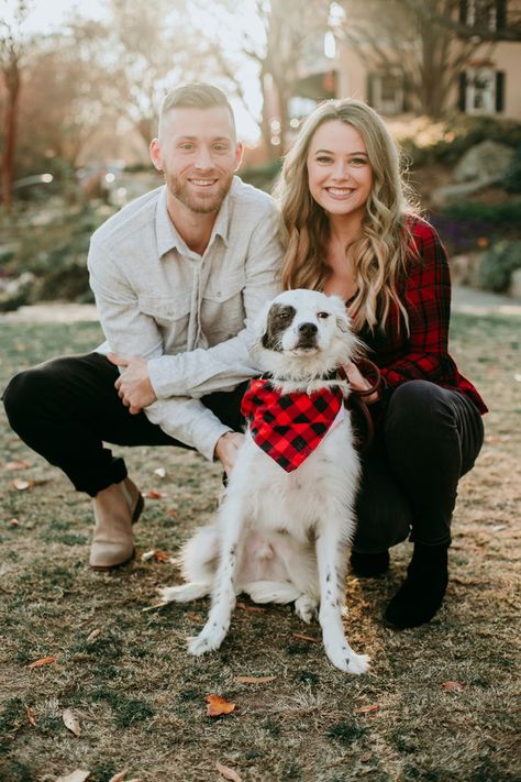 Couple And Dog Christmas Card, Christmas Card Poses, Couples With Dog, Christmas Card Photo Ideas With Dog, Family Christmas Card Pictures, Card Poses, Christmas Card Outfits, Photo With Dog, Outdoor Christmas Photos