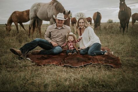 Horse Family Christmas Pictures, Western Sibling Pictures, Family Pictures With Cows In Background, Family Photo Outfits Cowboy Boots, Cute Western Family Pictures, Family Horse Pictures, Cow Family Pictures, Family Pictures With Cows, Family Photos With Cows