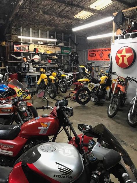 Motorcycle Shop Ideas, Small Motorcycle Workshop Ideas, Motorcycle Mechanic Garage, Car At Mechanic Shop, Motorcycle Dealership, Mechanic Engineering, Bike Lift, Motorcycle Workshop, Mechanic Shop