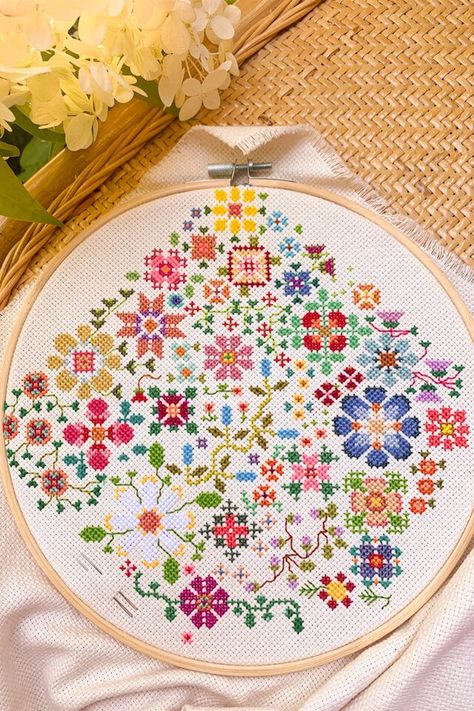 Cloth Embroidery, Unique Cross Stitch, Cross Stitch Tutorial, Floral Cross Stitch Pattern, Tiny Cross Stitch, Cross Stitch Tree, Cross Stitch Needles, Diy Cross, Beautiful Cross Stitch