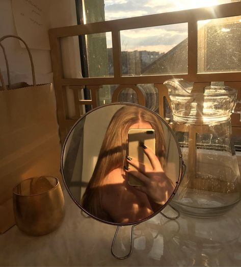 Mini Mirror Selfie, Mirror Photoshoot, Mirror Pose, Mirror Selfie Aesthetic, Mini Mirror, Mirror Photography, Summer Challenge, Selfie Aesthetic, Lauren Hutton