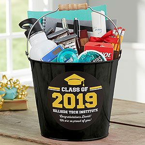 Class Of Personalized Graduation Metal Bucket- Black - #23521-B Bucket Wisuda, Personalized Treat Bags, Graduation Gift Bags, Bucket Gifts, Unique Graduation Gifts, Treat Bucket, Personalization Mall, Teachers Gifts, Graduation Year