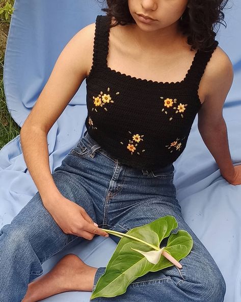 Croptop crochet lana embroidery trend black fashion post feed moda tendencia SS2021 fresh flowers flores amarillas Crochet Daisy, Summer Top, Daisy, Crop Tops, Crochet, Clothes, Black, Margaritas