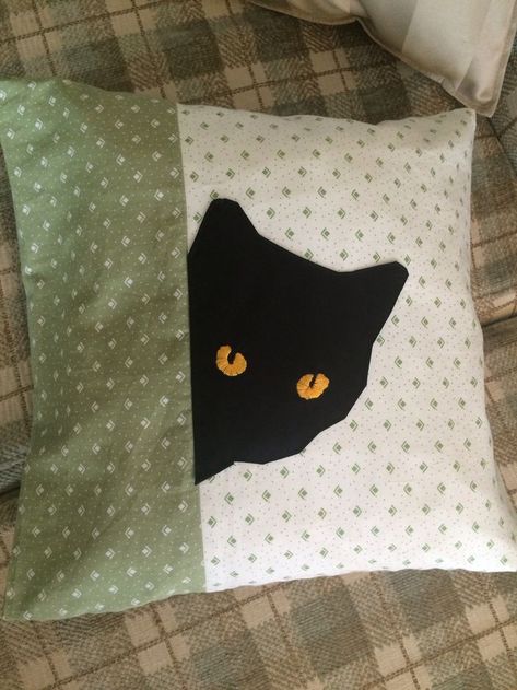 Cat Quilt Pillow, Cat Pillow Pattern, Kat Haken, Cat Pillows, Cat Tattoo Ideas, Cat Quilt Block, Cat Quilt Patterns, Cat Applique, Pillow Crafts