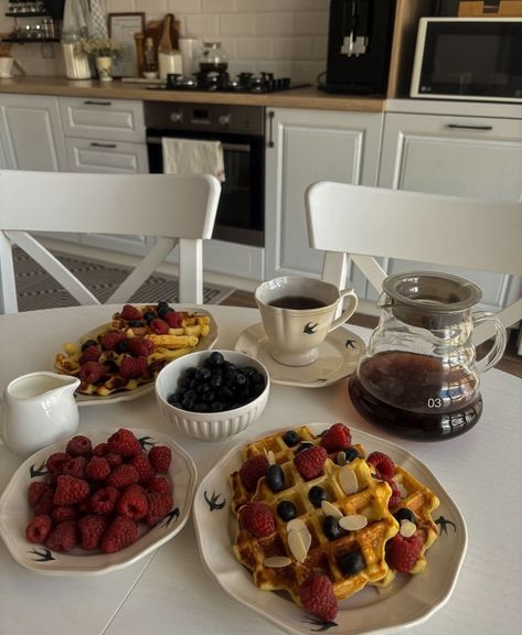 Waffle Breakfast, Waffles Breakfast, Breakfast Aesthetic, Breakfast Waffles, Sweet Bakery, Christmas Breakfast, Morning Breakfast, Food Diary, Food Obsession