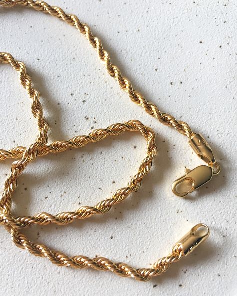 Gold Chain Aesthetic, Gold Neck Chain, Dainty Necklace Gold, Photographing Jewelry, Jewelry Product Shots, Jewelry Knowledge, Mens Chain Bracelet, Fancy Jewelry Necklace, Layered Chain