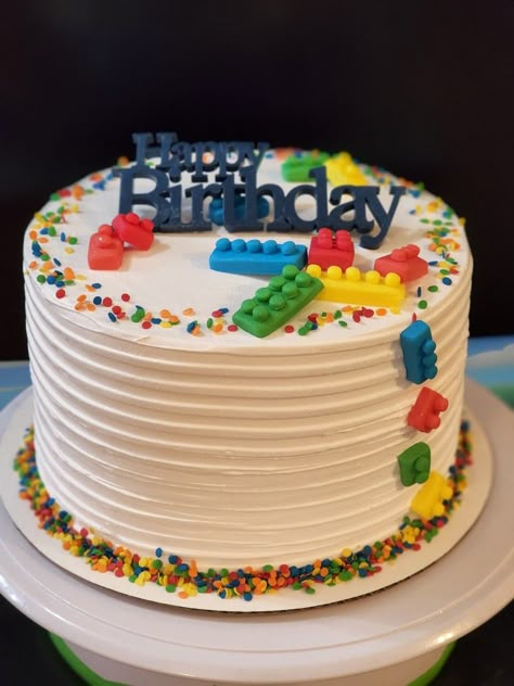 Simple Lego Birthday Cake, Round Lego Cake, Lego Cake Decorations, Lego Ice Cream Cake, Easy Lego Birthday Cake, Lego Head Birthday Cake, Lego Fondant Cake, Lego Birthday Cupcakes, Lego Themed Birthday Party Cake