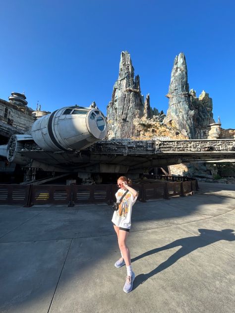 Galaxy’s edge hollwood studios picture idea and outfit inspiration aesthetic Galaxy Edge Photo Ideas, Hollywood Studios Instagram Pictures, Disney Galaxy Edge, Galaxy Edge Disney World, Hollywood Studios Outfit, Galaxy’s Edge Disney World, Hollywood Studios, Disney Trips, Hollywood